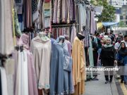 Orang ramai ambil peluang cuti Krismas beli-belah untuk Hari Raya