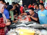 Pelanggan seronok berbelanja di Pasar Pagi Pandamaran