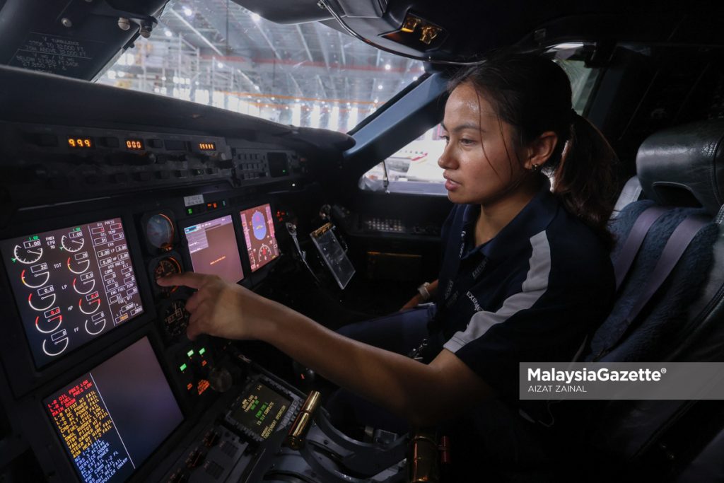 Temubual bersama jurutera pesawat, Amira Sabri mengenai penyelenggaraan pesawat Falcon di hangar ExecuJet, Lapangan Terbang Sultan Abdul Aziz Shah, Subang. Foto AIZAT ZAINAL, 25 OKTOBER 2024.