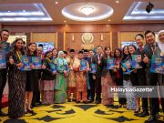 Saarani zahir keprihatinan kepada rakyat melalui Belanjawan Perak 2025 Menteri Besar Perak Datuk Seri Saarani Mohamad bergambar bersama Ahli Dewan Undangan Negeri (ADUN) Perak selepas membentangkan Belanjawan Perak 2025 pada Mesyuarat Ketiga, Tahun Kedua Dewan Negeri Perak Yang ke-15 di Bangunan Perak Darul Ridzuan. Foto ANIQ NABILAFIQ ANUAR, 29 NOVEMBER 2024. Perak Sejahtera 2030