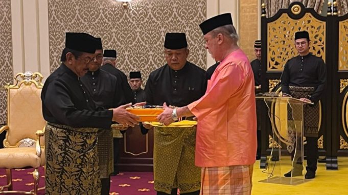 Bekas Ketua Menteri Sabah, Tan Sri Musa Aman diperkenan Yang di-Pertuan Agong, Sultan Ibrahim sebagai Yang Dipertua Negeri Sabah Ke-11 hari ini.