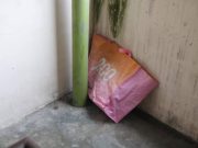 Bayi bertali pusat ditemui dalam beg di tangga flat
