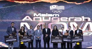 Timbalan Perdana Menteri, Datuk Seri Dr. Ahmad Zahid Hamidi bergambar bersama sebahagian daripada penerima Anugerah Olimpian Tahunan MOM di Kuala Lumpur.