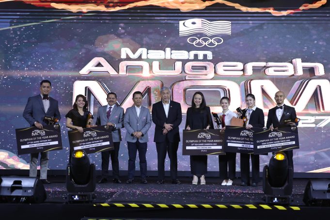 Timbalan Perdana Menteri, Datuk Seri Dr. Ahmad Zahid Hamidi bergambar bersama sebahagian daripada penerima Anugerah Olimpian Tahunan MOM di Kuala Lumpur.