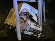 Kelindan maut, lori terbabas langgar papan tanda lebuh raya
