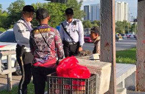 Polis tahan empat penjaja jalanan termasuk warga Indonesia