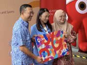 CIMB lancar kad debit bantu kanak-kanak palsi serebrum Dari kiri : Ketua Pegawai Eksekutif, Pengguna dan Perbankan Digital Kumpulan CIMB Group, Effendy Shahul Hamid; Menteri Belia dan Sukan, Hannah Yeoh; dan Presiden dan Pengasas GAPS, Rafidah Rafizah Ahmad.