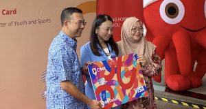 Dari kiri : Ketua Pegawai Eksekutif, Pengguna dan Perbankan Digital Kumpulan CIMB Group, Effendy Shahul Hamid; Menteri Belia dan Sukan, Hannah Yeoh; dan Presiden dan Pengasas GAPS, Rafidah Rafizah Ahmad.