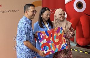 Dari kiri : Ketua Pegawai Eksekutif, Pengguna dan Perbankan Digital Kumpulan CIMB Group, Effendy Shahul Hamid; Menteri Belia dan Sukan, Hannah Yeoh; dan Presiden dan Pengasas GAPS, Rafidah Rafizah Ahmad.