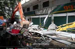 DBKL roboh struktur haram di Bukit Bintang