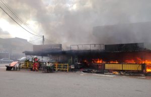 Peniaga tomyam melecur dalam kebakaran lapan kedai makan