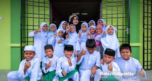 Guru Besar Sekolah Rendah Agama Rakyat Orang Asli (SRAROA) Nurul Hikmah, Rafiah Anjang bergambar bersama murid SRAROA Nurul Hikmah ketika tinjauan MG Perak di Kampung Sungai Tonggang, Tanjung Rambutan, Ipoh. Foto ANIQ NABILAFIQ ANUAR, 22 JANUARI 2025. MGPerak Perak Sejahtera Islam SRAROA Nurul Hikmah KAFA Ustazah Ruby