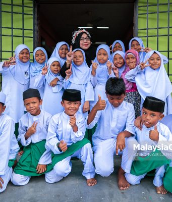 Guru Besar Sekolah Rendah Agama Rakyat Orang Asli (SRAROA) Nurul Hikmah, Rafiah Anjang bergambar bersama murid SRAROA Nurul Hikmah ketika tinjauan MG Perak di Kampung Sungai Tonggang, Tanjung Rambutan, Ipoh. Foto ANIQ NABILAFIQ ANUAR, 22 JANUARI 2025. MGPerak Perak Sejahtera Islam SRAROA Nurul Hikmah KAFA Ustazah Ruby