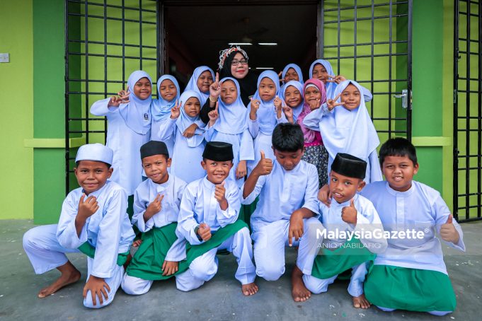 Guru Besar Sekolah Rendah Agama Rakyat Orang Asli (SRAROA) Nurul Hikmah, Rafiah Anjang bergambar bersama murid SRAROA Nurul Hikmah ketika tinjauan MG Perak di Kampung Sungai Tonggang, Tanjung Rambutan, Ipoh. Foto ANIQ NABILAFIQ ANUAR, 22 JANUARI 2025. MGPerak Perak Sejahtera Islam SRAROA Nurul Hikmah KAFA Ustazah Ruby