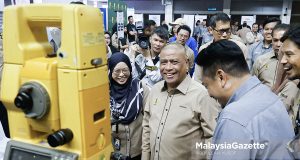 Menteri Besar Perak, Datuk Seri Saarani Mohamad melawat reruai pameran pada Hari e-Tanah Negeri Perak di Stadium Indera Mulia, Ipoh. Foto ABDULLAH YUSOF, 25 JANUARI 2025.