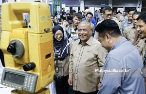 Menteri Besar Perak, Datuk Seri Saarani Mohamad melawat reruai pameran pada Hari e-Tanah Negeri Perak di Stadium Indera Mulia, Ipoh. Foto ABDULLAH YUSOF, 25 JANUARI 2025.