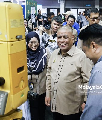 Menteri Besar Perak, Datuk Seri Saarani Mohamad melawat reruai pameran pada Hari e-Tanah Negeri Perak di Stadium Indera Mulia, Ipoh. Foto ABDULLAH YUSOF, 25 JANUARI 2025.