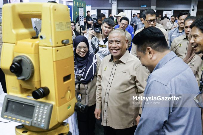 Menteri Besar Perak, Datuk Seri Saarani Mohamad melawat reruai pameran pada Hari e-Tanah Negeri Perak di Stadium Indera Mulia, Ipoh. Foto ABDULLAH YUSOF, 25 JANUARI 2025.