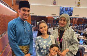 Bella, anak temankan Syed Saddiq ke Parlimen