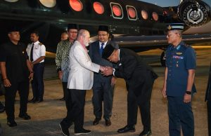 Agong selamat tiba selepas jalani rawatan di luar negara
