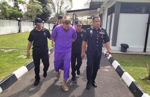 Pelancong asing mengaku salah conteng dinding bangunan APMM didenda RM5,000