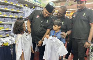 Ibu bapa dapat sumbangan kelengkapan sekolah daripada PLG P.Pinang
