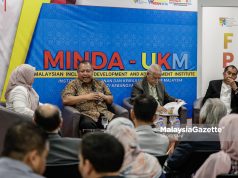 Pengarah Institut Pembangunan dan Kemajuan Inklusif Malaysia, Tan Sri Dr Noor Azlan Ghazali bercakap pada Program Bicara Persada Setahun KEB: Di Mana dan Ke Mana Bumiputeri di Universiti Kebangsaan Malaysia, Bangi. Foto SADIQ SANI, 28 FEBRUARI 2025