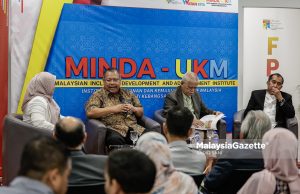 Pengarah Institut Pembangunan dan Kemajuan Inklusif Malaysia, Tan Sri Dr Noor Azlan Ghazali bercakap pada Program Bicara Persada Setahun KEB: Di Mana dan Ke Mana Bumiputeri di Universiti Kebangsaan Malaysia, Bangi. Foto SADIQ SANI, 28 FEBRUARI 2025