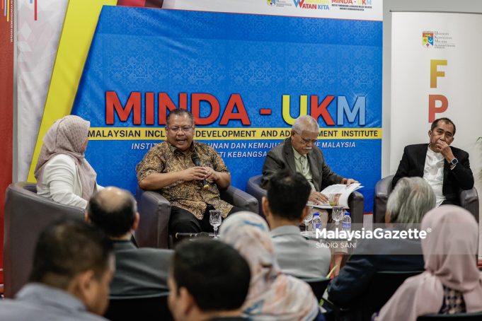 Pengarah Institut Pembangunan dan Kemajuan Inklusif Malaysia, Tan Sri Dr Noor Azlan Ghazali bercakap pada Program Bicara Persada Setahun KEB: Di Mana dan Ke Mana Bumiputeri di Universiti Kebangsaan Malaysia, Bangi. Foto SADIQ SANI, 28 FEBRUARI 2025