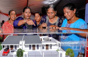 PRR Perak kini memasuki fasa pelaksanaan aktif – Exco Sebahagian orang ramai melihat model rumah yang dipamerkan pada Majlis Pecah Tanah Projek Program Residensi Rakyat (PRR) Harmoni Madani Bestari Jaya, Tanjung Karang. Foto MUHAIMIN MARWAN, 15 FEBRUARI 2025