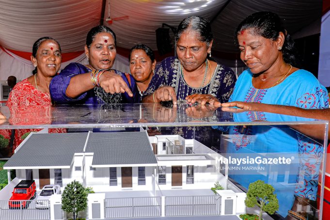 MGF_ANWAR IBRAHIM-15 Sebahagian orang ramai melihat model rumah yang dipamerkan pada Majlis Pecah Tanah Projek Program Residensi Rakyat (PRR) Harmoni Madani Bestari Jaya, Tanjung Karang. Foto MUHAIMIN MARWAN, 15 FEBRUARI 2025