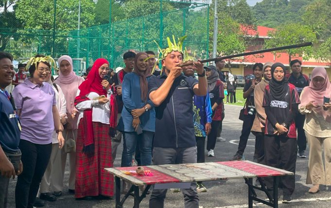 Penduduk kampung sempat menunjukkan demonstrasi menyumpit kepada para sukarelawan UM