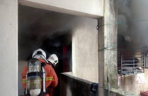 Sebuah rumah apartmen Prima Beruntung hangus dijilat api