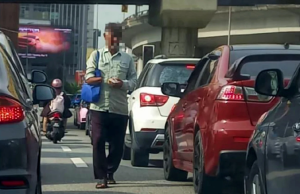 OKU warga asing jual tisu di jalan raya ditahan polis