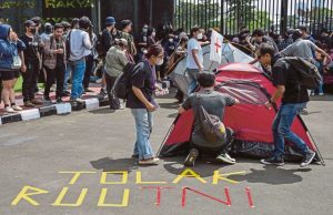Mahasiswa Indonesia protes bantah Undang-Undang Tentera