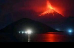 Penerbangan dibatalkan selepas gunung berapi meletus di Indonesia