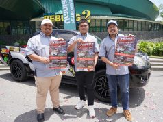 Azmar Zaki Ayub bersama Muhammad Syamim Zulkifli (Pengarah Program) dan Pekin Ibrahim menunjukkan poster Truck Fighter 1.0