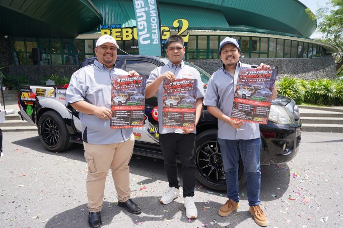 Azmar Zaki Ayub bersama Muhammad Syamim Zulkifli (Pengarah Program) dan Pekin Ibrahim menunjukkan poster Truck Fighter 1.0