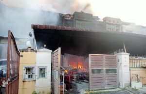 Lima rumah terbakar, empat kereta musnah dalam kebakaran
