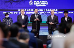 Penjawat awam perlu jadi penghubung dasar, keputusan kerajaan dengan rakyat – PM