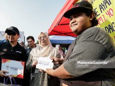 Timbalan Menteri Perdagangan Dalam Negeri dan Kos Sara Hidup, Dr Fuziah Salleh ketika melawat bazar Ramadan pada Majlis Pelancaran Bazar Ramadan Rahmah MADANI 2025 di Kipmall Kota Warisan, Sepang. Foto SADIQ SANI, 04 MAC 2025