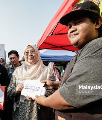 Timbalan Menteri Perdagangan Dalam Negeri dan Kos Sara Hidup, Dr Fuziah Salleh ketika melawat bazar Ramadan pada Majlis Pelancaran Bazar Ramadan Rahmah MADANI 2025 di Kipmall Kota Warisan, Sepang. Foto SADIQ SANI, 04 MAC 2025