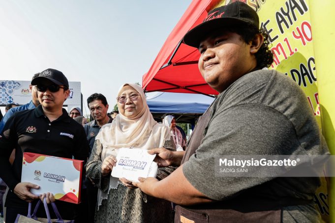 Timbalan Menteri Perdagangan Dalam Negeri dan Kos Sara Hidup, Dr Fuziah Salleh ketika melawat bazar Ramadan pada Majlis Pelancaran Bazar Ramadan Rahmah MADANI 2025 di Kipmall Kota Warisan, Sepang. Foto SADIQ SANI, 04 MAC 2025