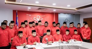 Ketua Armada Bersatu, Muhammad Hilman Idham bercakap pada sidang media selepas hadir Majlis Penyerahan Watikah Pelantikan Ketua-Ketua dan Naib-Naib Ketua ARMADA Negeri di Ibu Pejabat Bersatu, Petaling Jaya. Foto SADIQ SANI, 05 MAC 2025