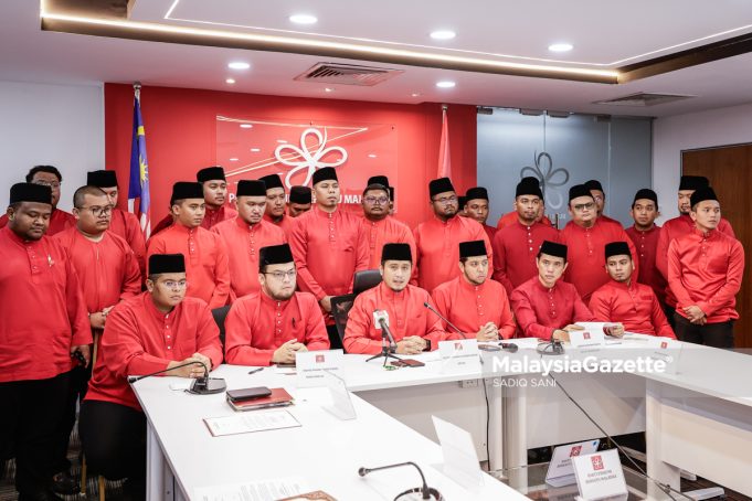 Ketua Armada Bersatu, Muhammad Hilman Idham bercakap pada sidang media selepas hadir Majlis Penyerahan Watikah Pelantikan Ketua-Ketua dan Naib-Naib Ketua ARMADA Negeri di Ibu Pejabat Bersatu, Petaling Jaya. Foto SADIQ SANI, 05 MAC 2025