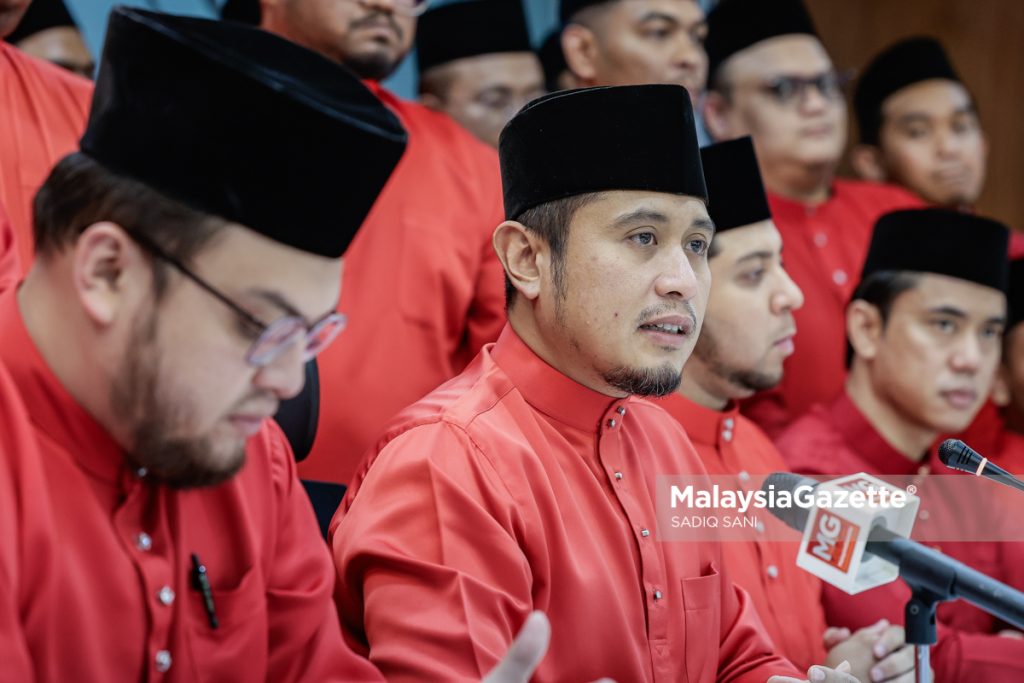 Ketua Armada Bersatu, Muhammad Hilman Idham bercakap pada sidang media selepas hadir Majlis Penyerahan Watikah Pelantikan Ketua-Ketua dan Naib-Naib Ketua ARMADA Negeri di Ibu Pejabat Bersatu, Petaling Jaya. Foto SADIQ SANI, 05 MAC 2025