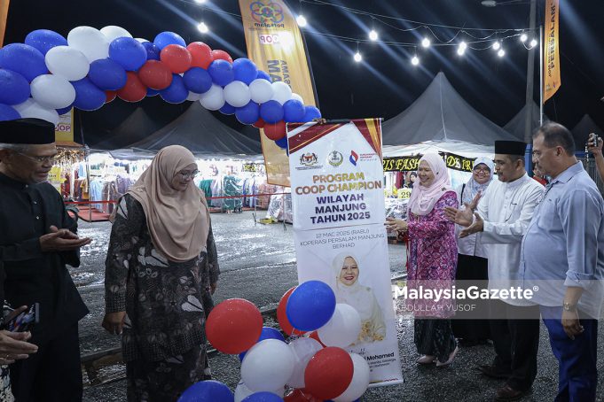 Exco Pembangunan Wanita, Keluarga, Kebajikan Masyarakat, Pembangunan Usahawan dan Koperasi Perak, Datuk Salbiah Mohamed melancarkan Program Coop Champion Bagi Wilayah Manjung Tahun 2025 di Tapak Bazar Raya Koperasi Persalam Manjung Berhad, Seri Manjung. Foto ABDULLAH YUSOF, 12 MAC 2025.