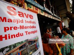 Sebahagian orang ramai berkumpul berkenaan Isu pembinaan masjid di Jalan Masjid India ketika tinjauan lensa Malaysia Gazette di hadapan kuil Dewi Sri Pathrakaliamman, Kuala Lumpur. Foto MUHAIMIN MARWAN, 20 MAC 2025