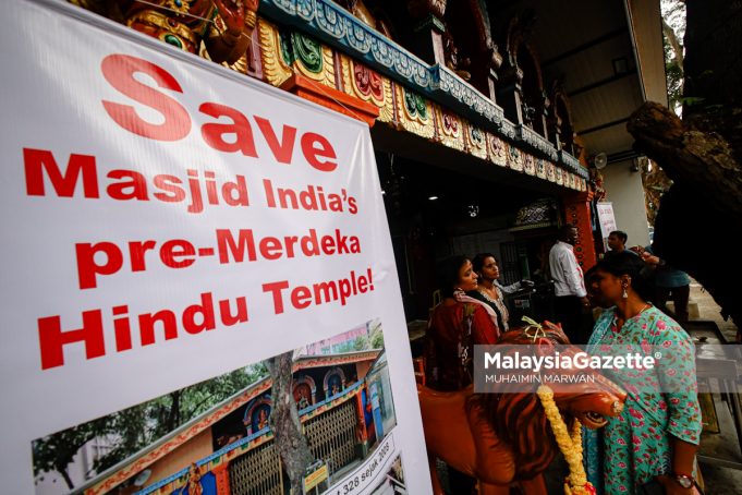 Sebahagian orang ramai berkumpul berkenaan Isu pembinaan masjid di Jalan Masjid India ketika tinjauan lensa Malaysia Gazette di hadapan kuil Dewi Sri Pathrakaliamman, Kuala Lumpur. Foto MUHAIMIN MARWAN, 20 MAC 2025