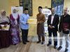 Ketua Pegawai Eksekutif Majlis Agama Islam Perak dan ‘Adat Melayu Perak (MAIPk), Syamsul Hazeman Md Salleh menerima penyerahan zakat perniagaan kumpulan terapis Proreflexy daripada wakil peserta, Mohd Azizul Azmi bagi program pemerkasaan ekonomi asnaf (Proper A 2023 dan 2024) bidang kursus refleksologi dan urutan di MAIPk, Ipoh. Foto ABDULLAH YUSOF, 21 MAC 2025.